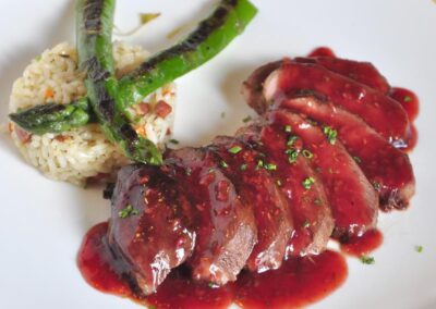 Delicioso pato confitado con frambuesas