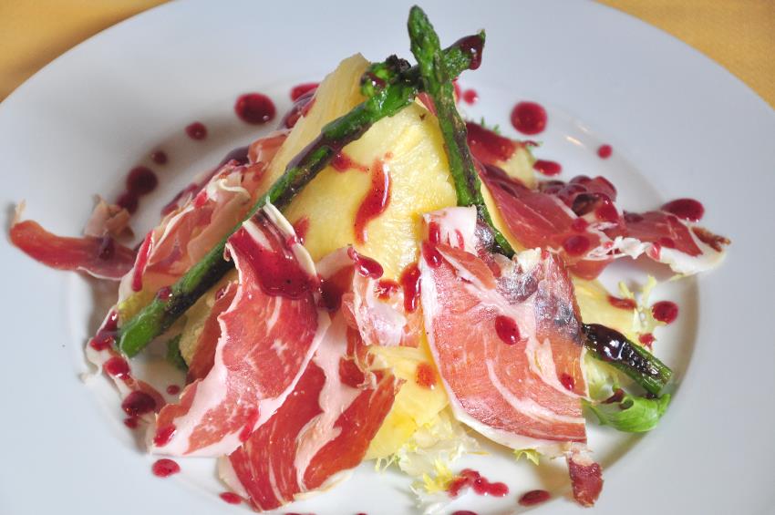 Ensalada piña y jamón ibérico