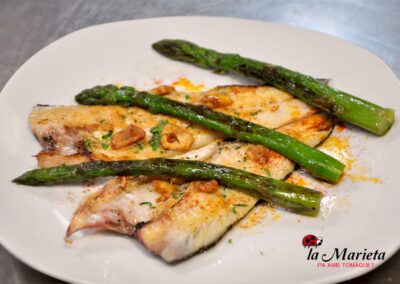 Llobarro a l'Esquena, a la planxa amb espàrrecs, Restaurant La Marieta Mollet