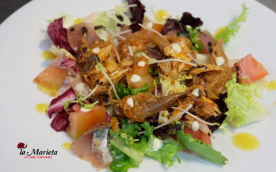 Ensaladas exquisitas en restaurante típico catalán. Ambiente acogedor, íntimo y familiar, la Marieta, Mollet del Vallès,Barcelona